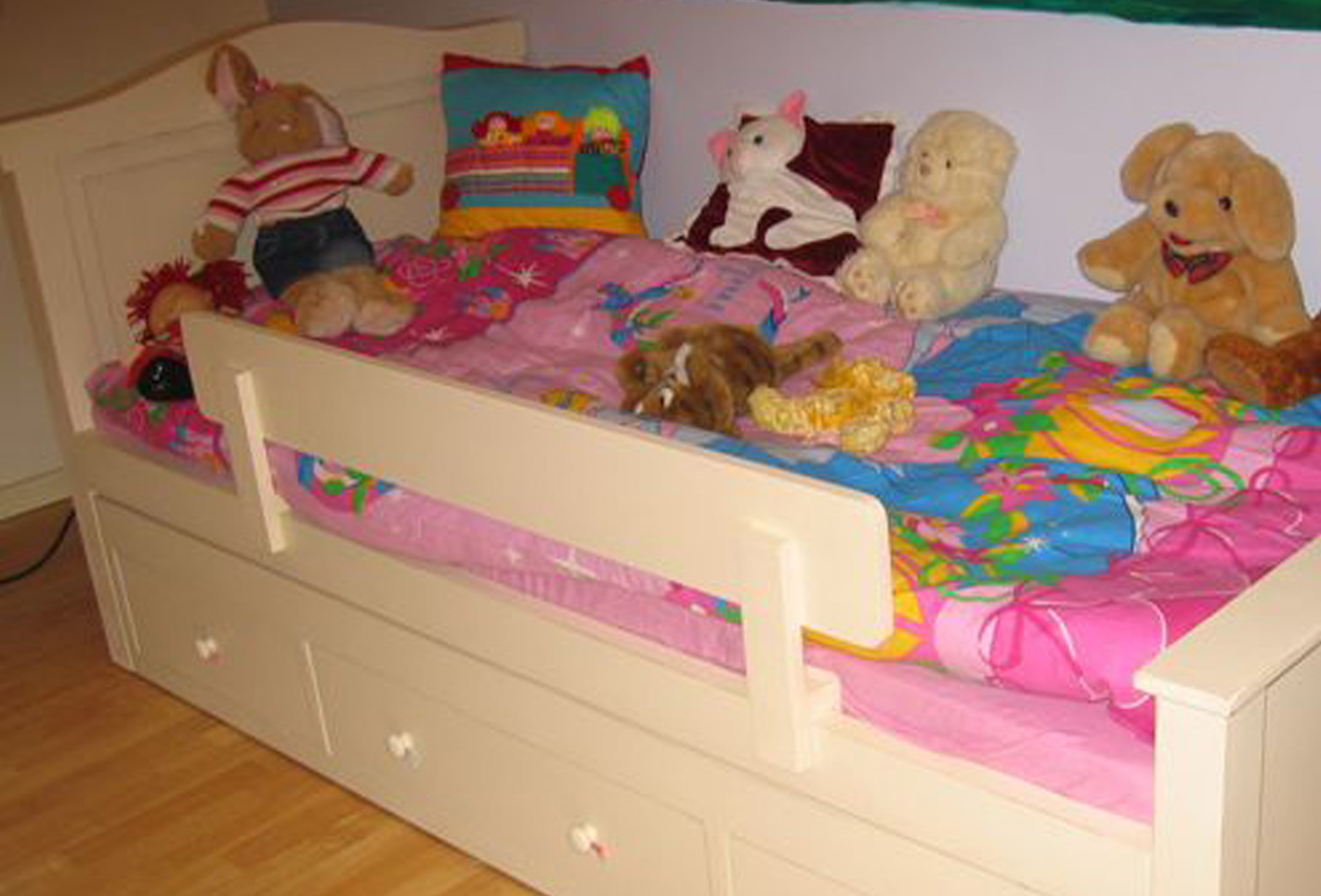 מיטות לבנות בחדרי ילדים